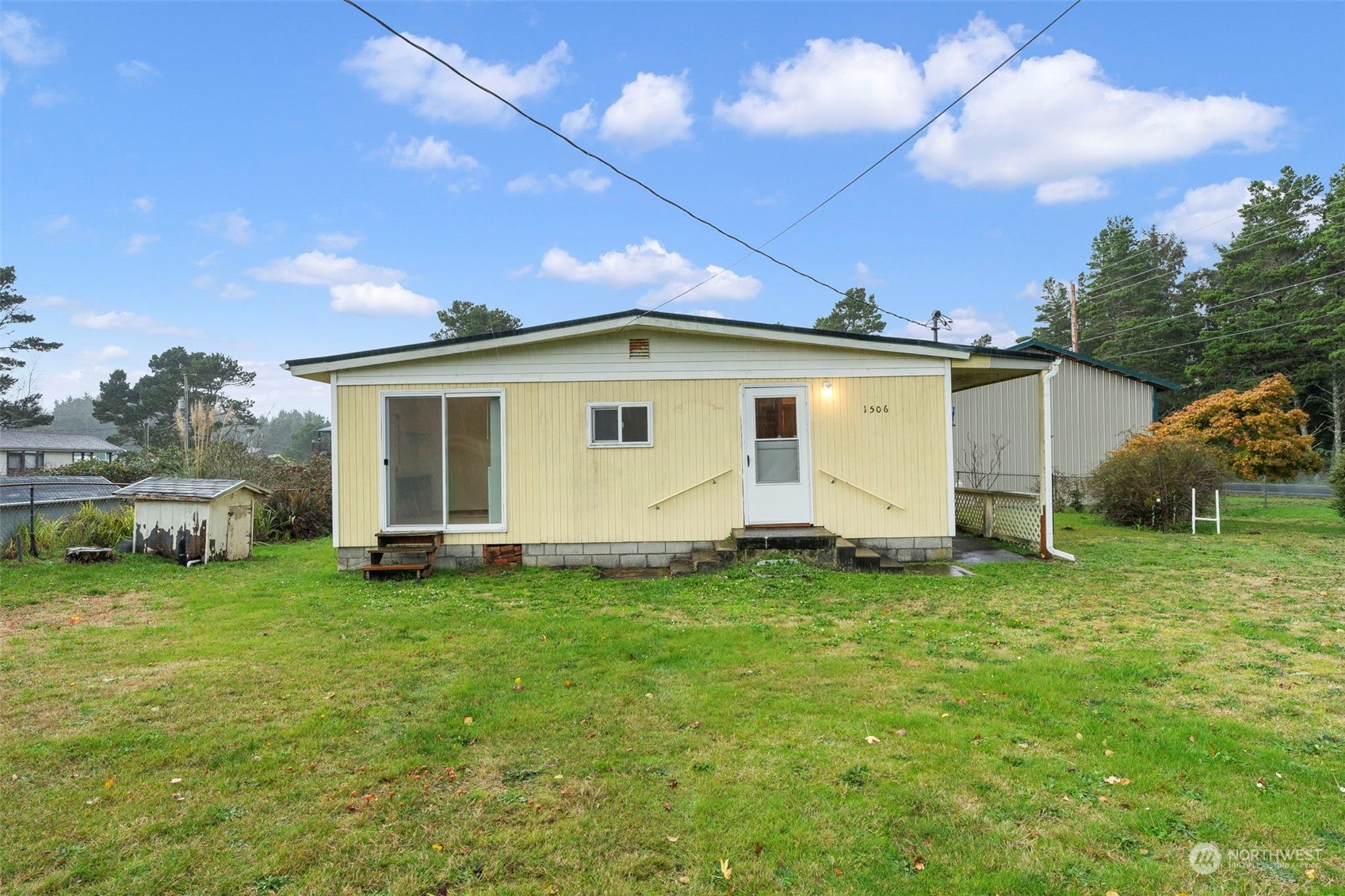 a view of a house with backyard