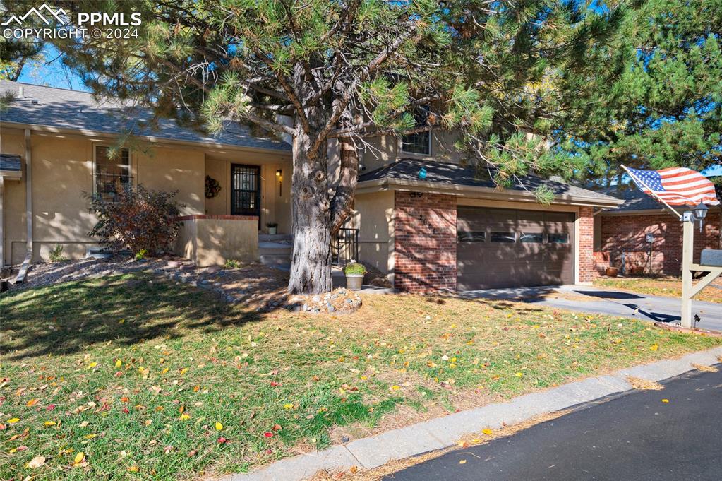 a view of a house with a yard