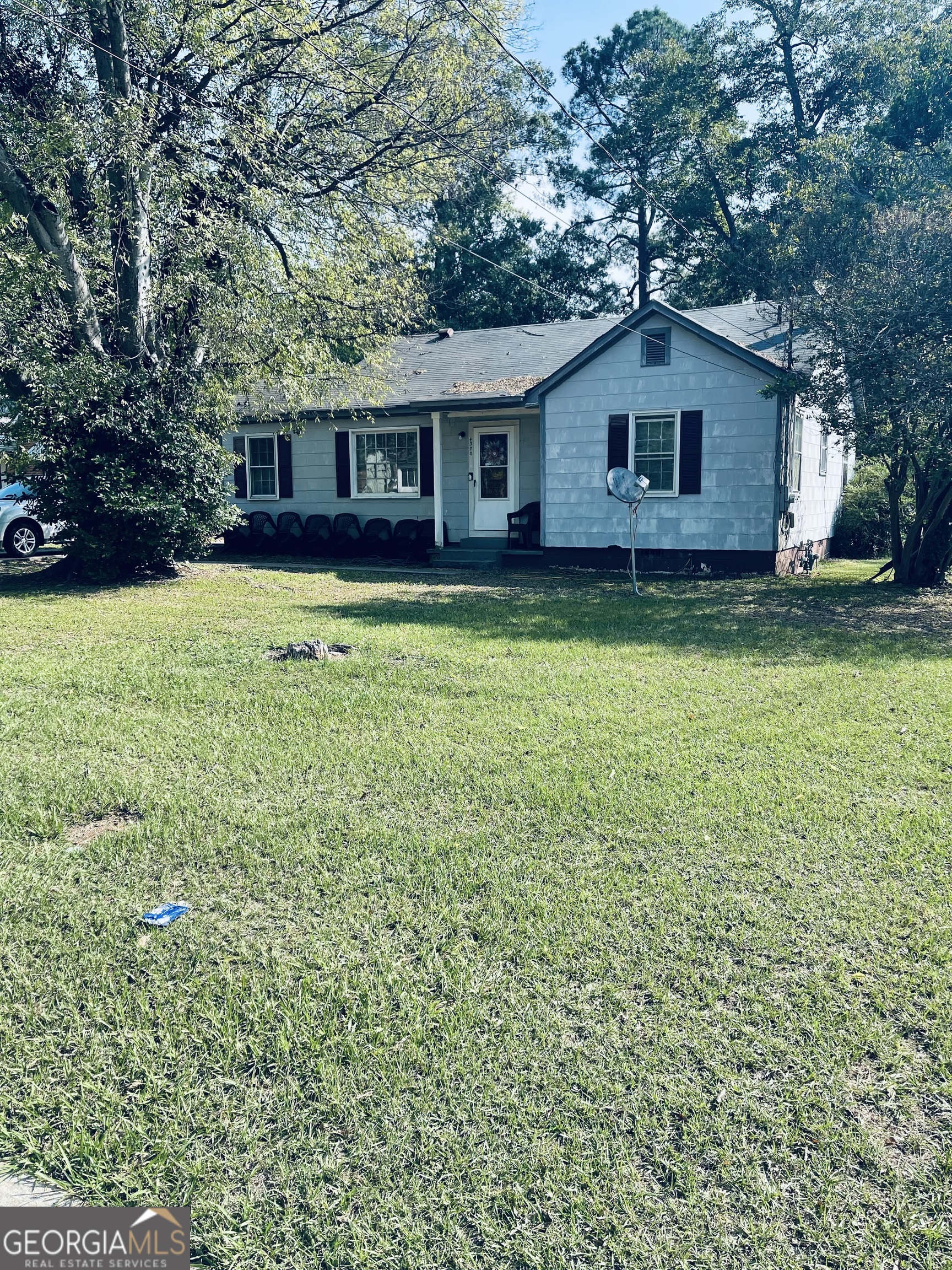 a view of a house with a backyard