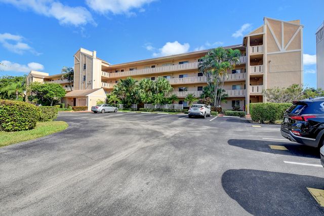 $229,500 | 7006 Huntington Lane, Unit 206 | Villages of Oriole