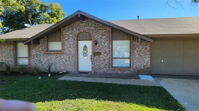 $289,500 | 437 West Grenoble Drive | Grand Prairie