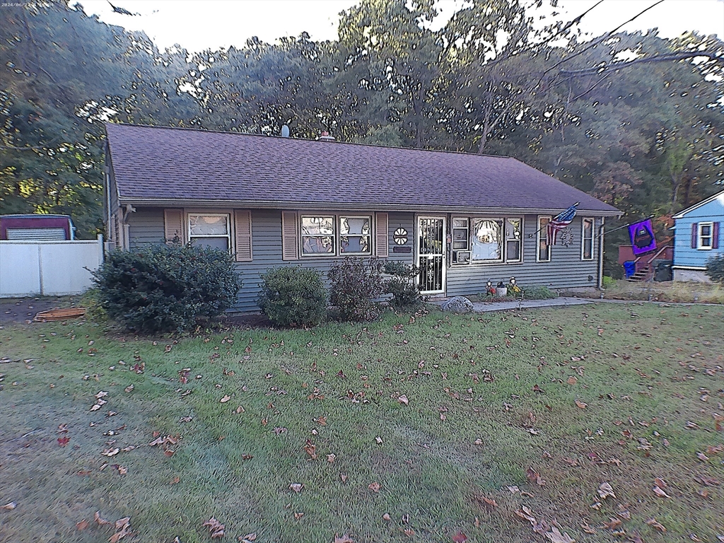 a view of a house with a yard