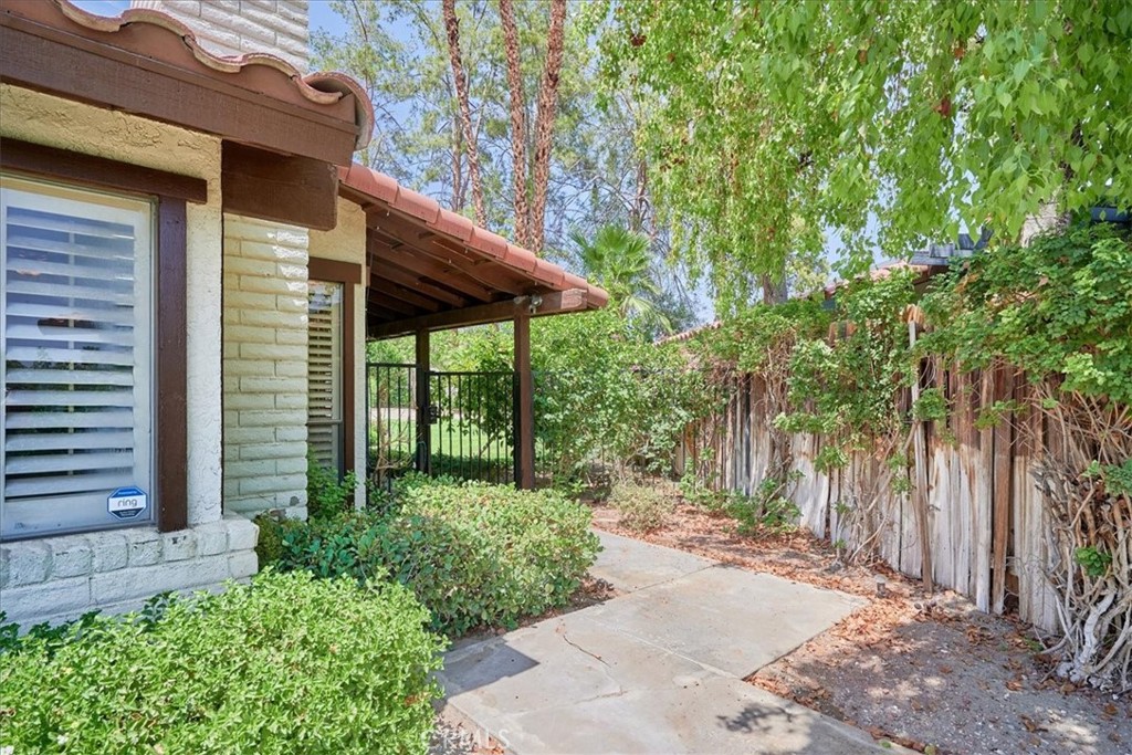 a view of a back yard of the house