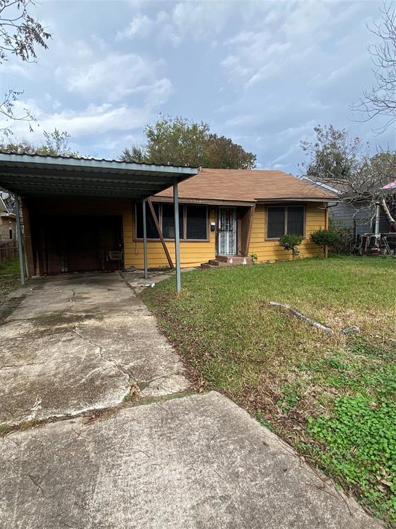 a view of a house with a backyard