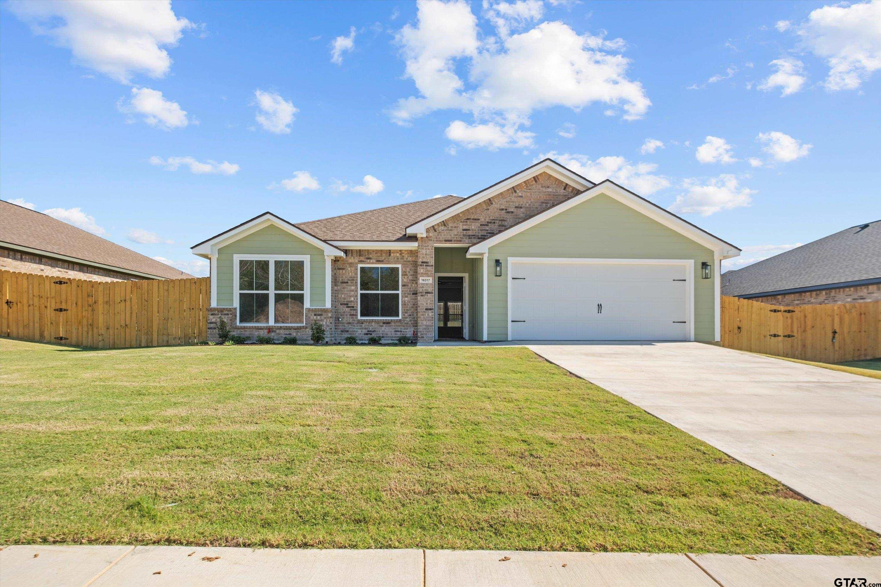 a view of an house with backyard and garden