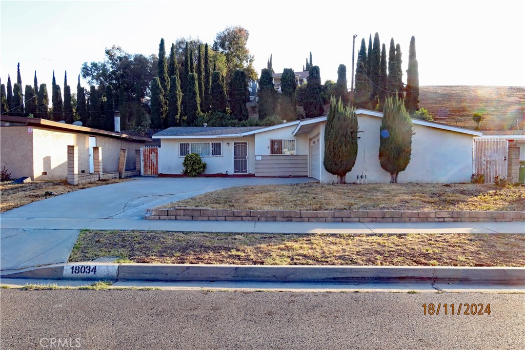 a view of a backyard of the house