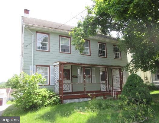 a view of house with a yard