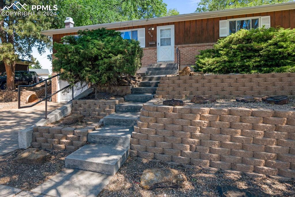 a view of a pathway with a house