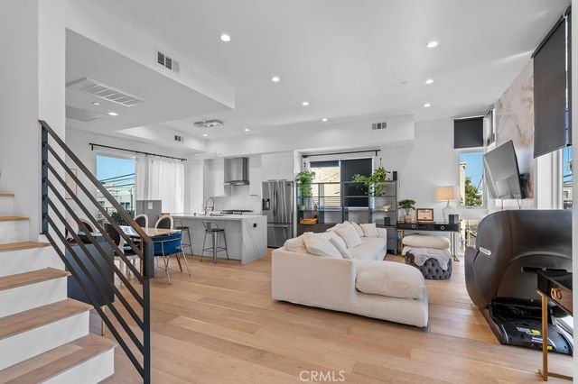 $1,428,000 | 4858 Clinton Street | Mid-Wilshire