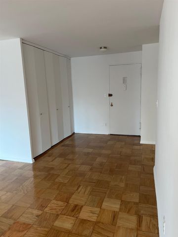 $3,400 | 245 East 63rd Street, Unit 1915 | Lenox Hill