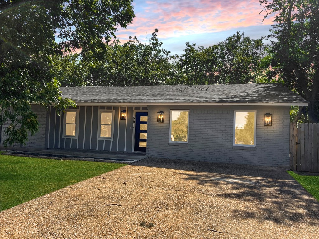 a view of an house with backyard and garden