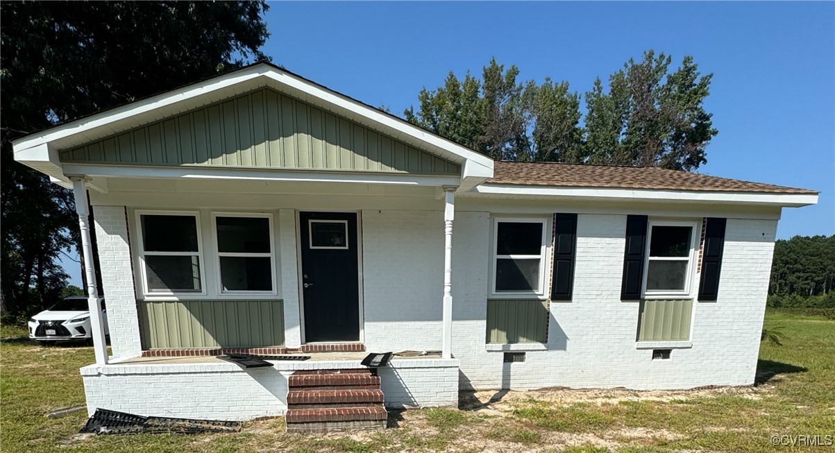 View of front facade with a front lawn