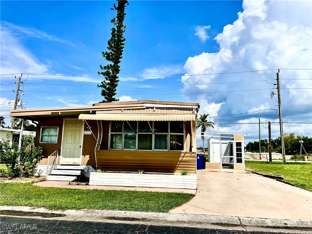 a view of a house with a yard