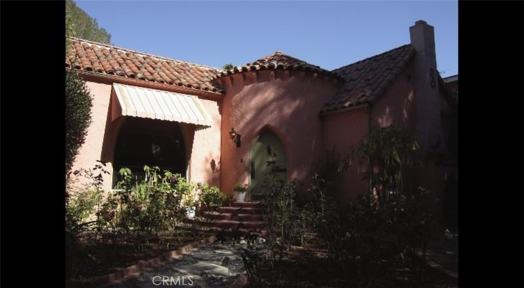 a view of a pathway of a house