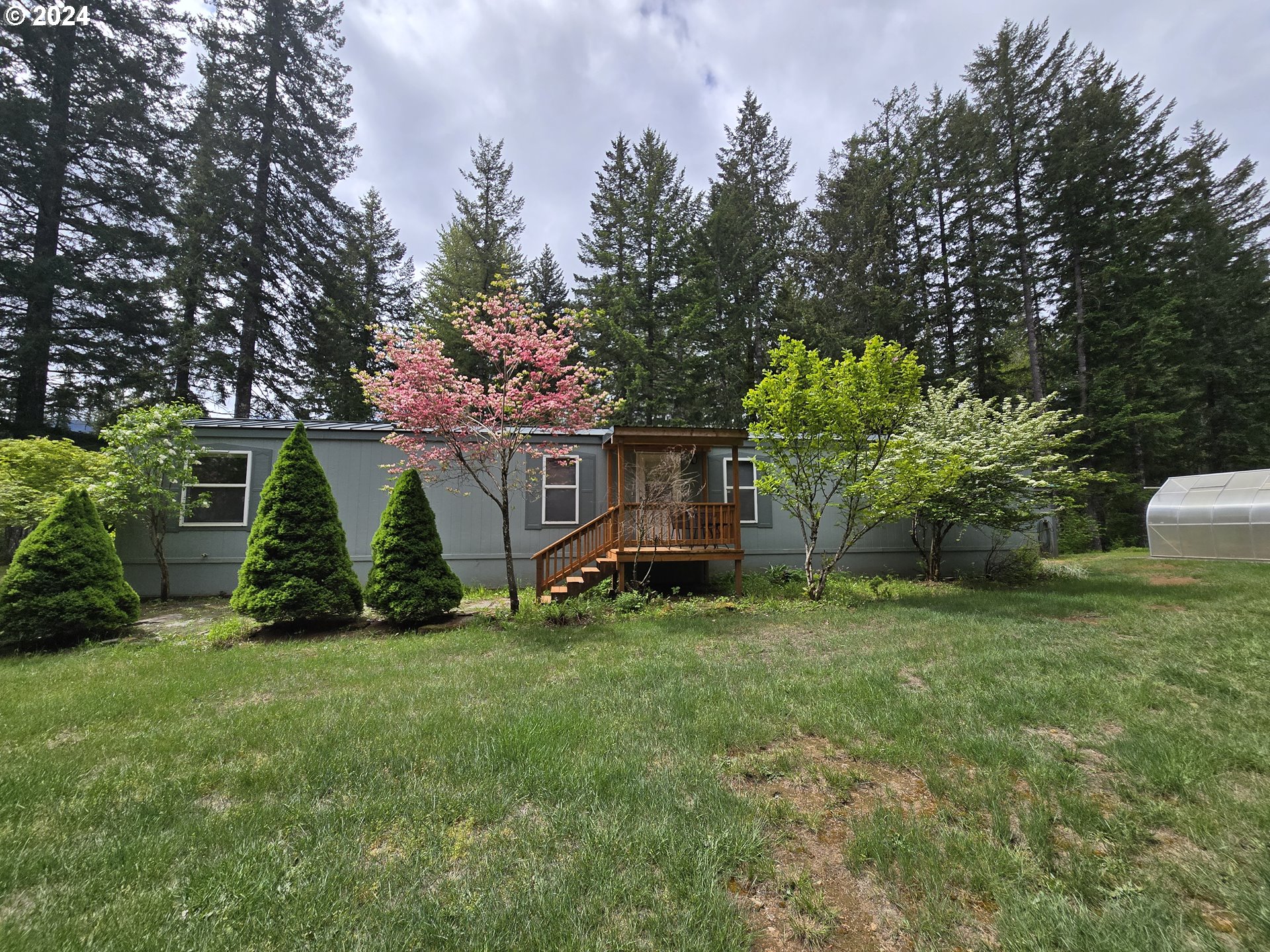 a view of a house with a yard