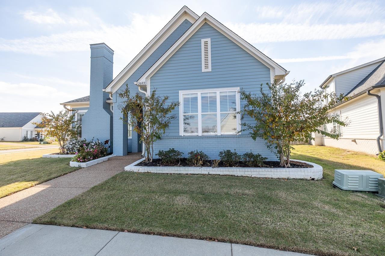 View of front facade featuring a front lawn