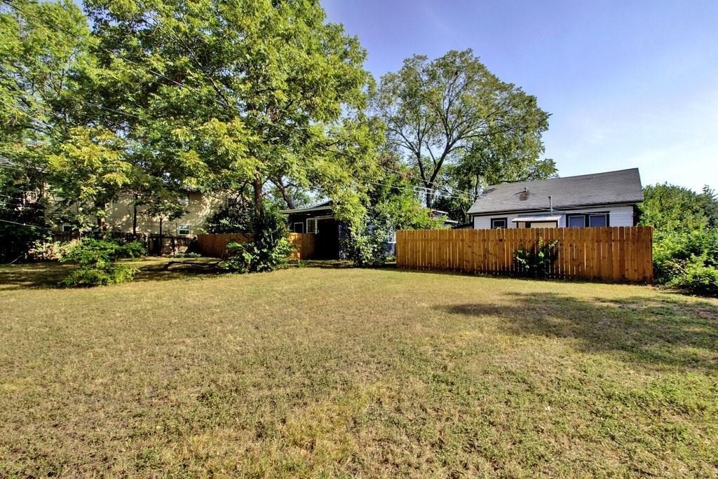 a view of a backyard