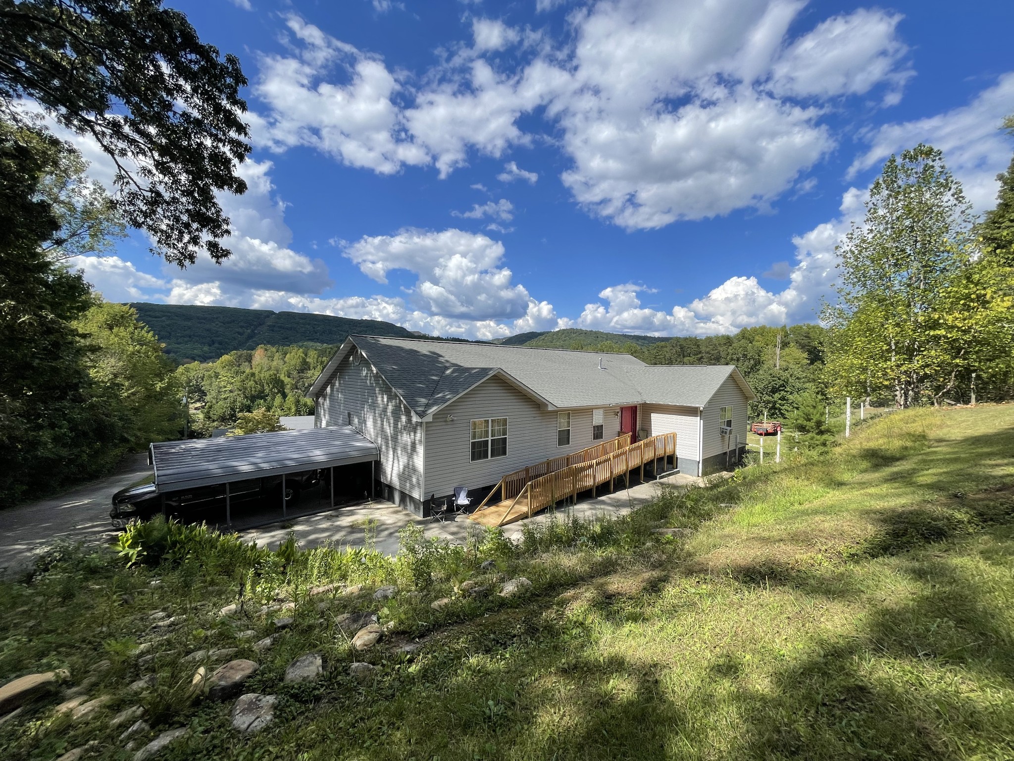 a view of a backyard