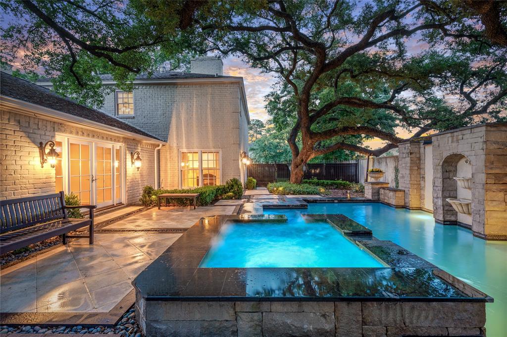 This River Oaks property has so much to offer at a mere 2.5K. Relax in the lighted spa with bubblers. Enjoy this magical private oasis so close to everything!