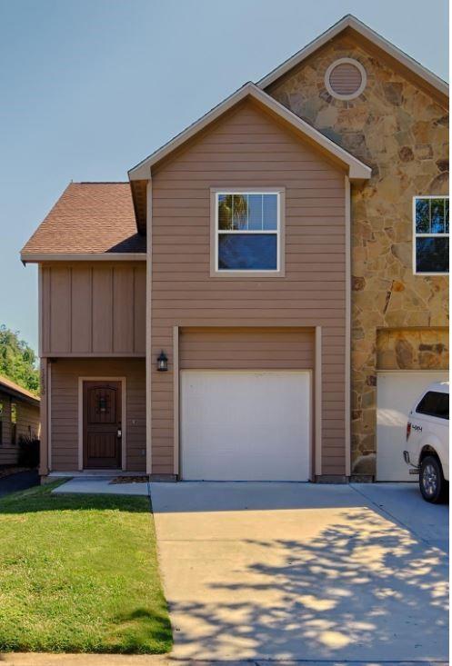 a view of a house with a yard