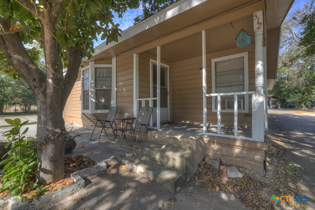 a view of a house with backyard