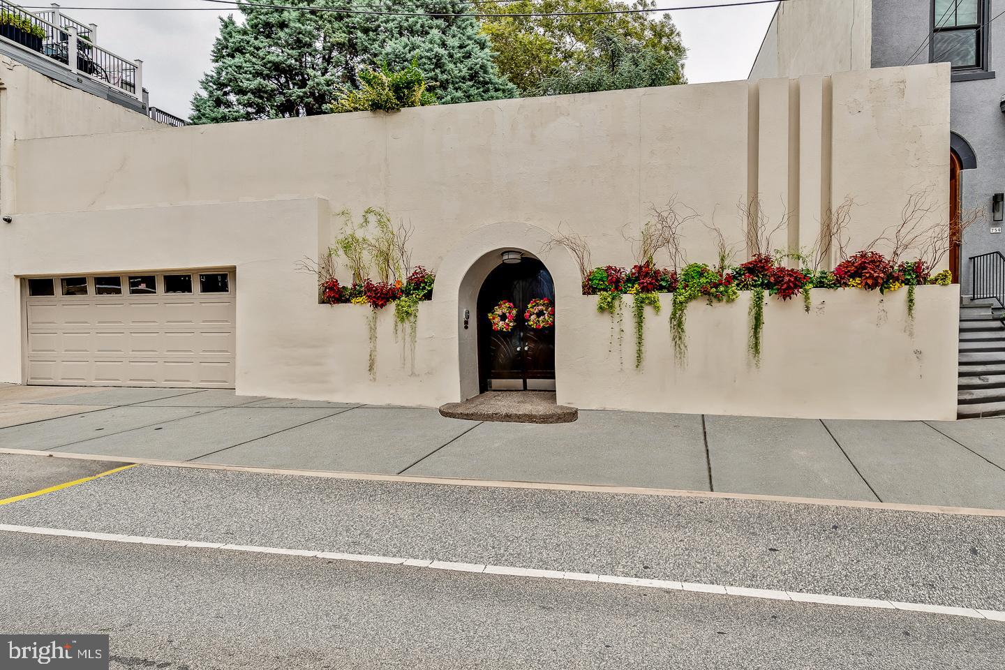 a view of entryway with a outdoor space