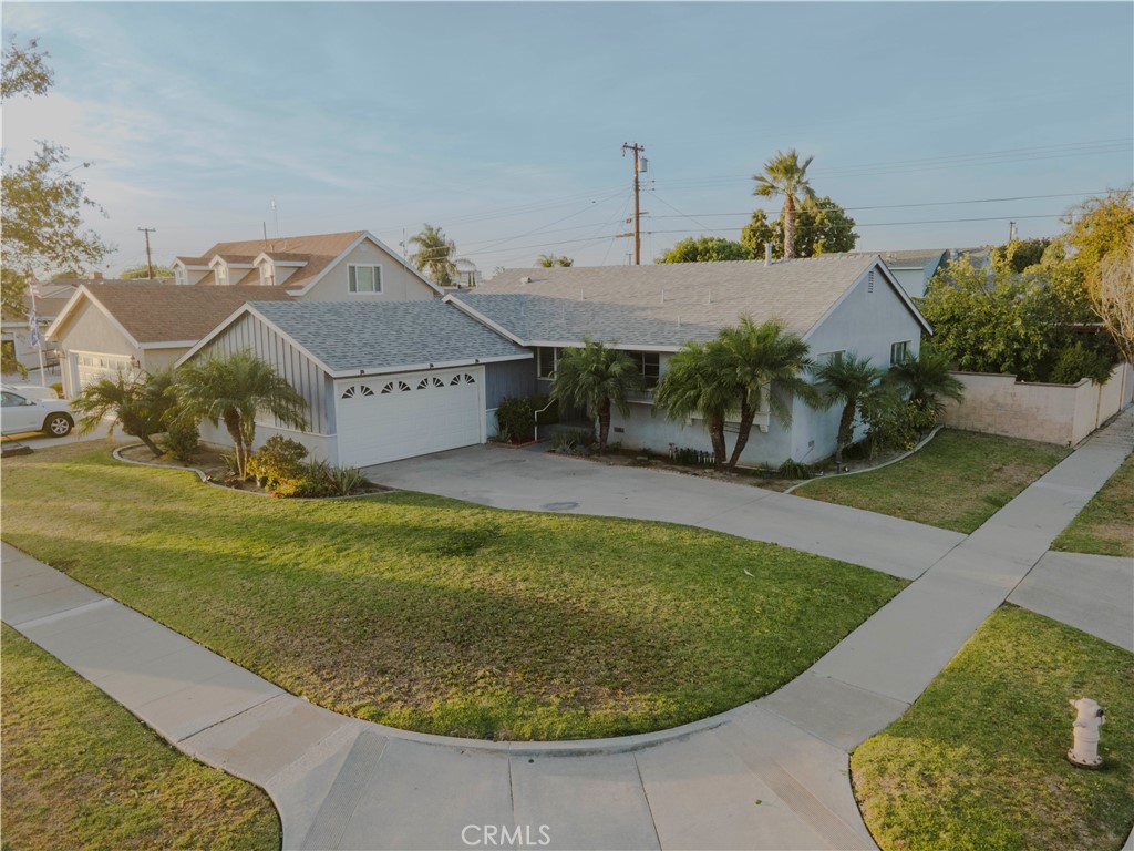 a view of a house with a backyard