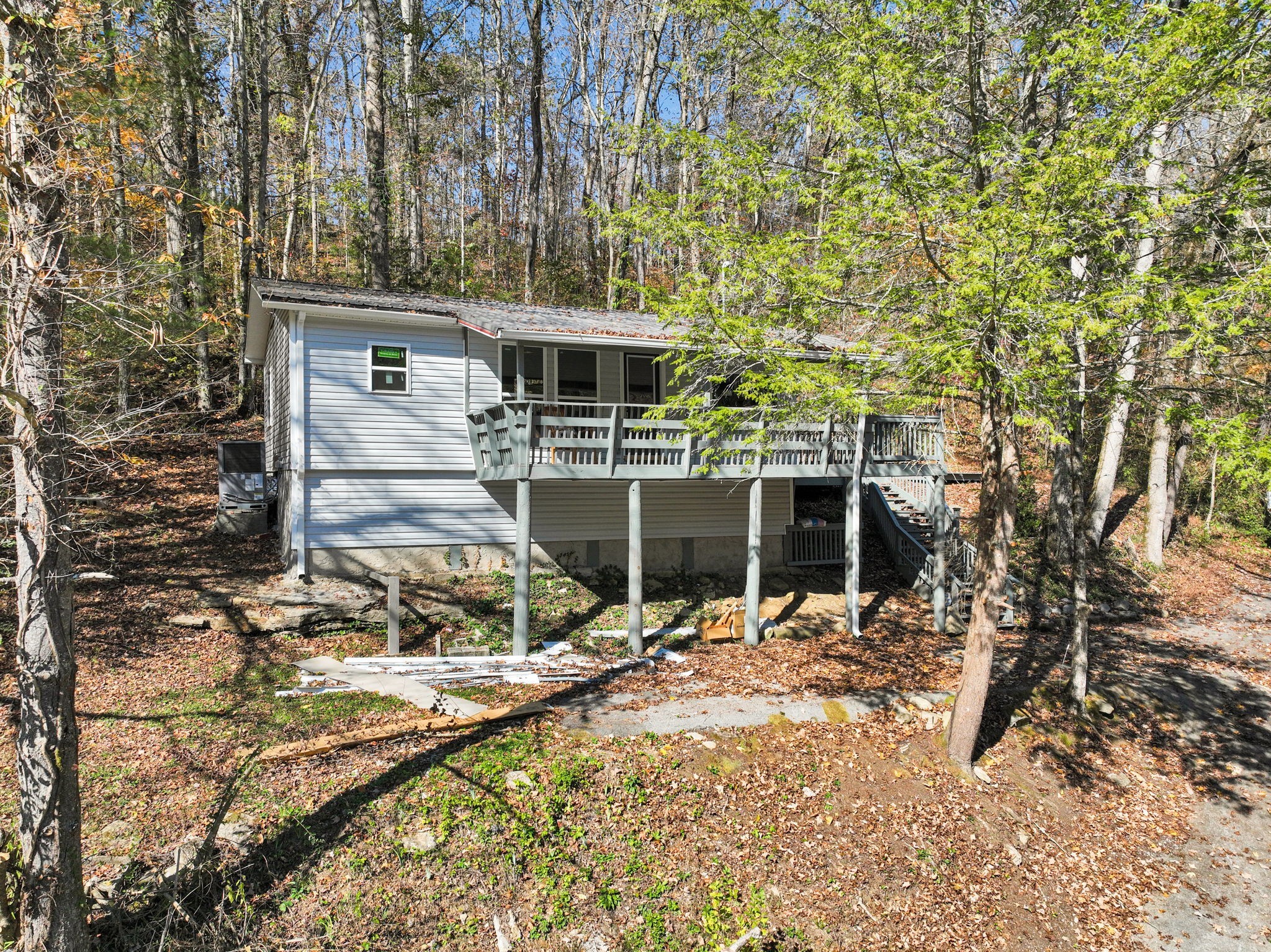 a view of a house with backyard