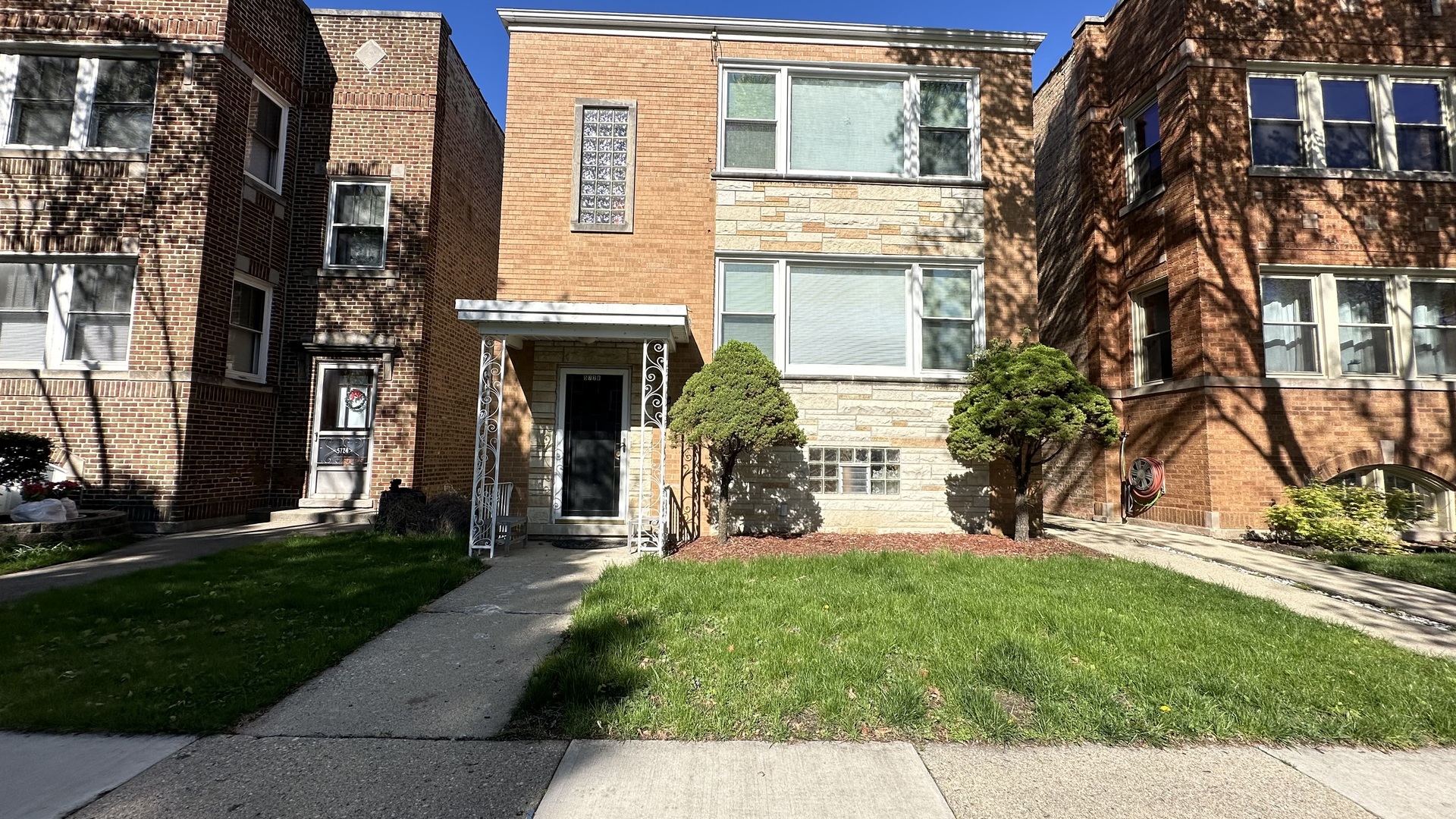 a view of a yard in front of a building