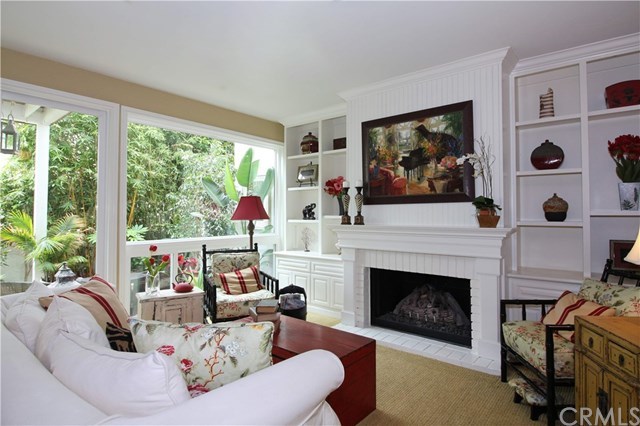 Living Room with fireplace